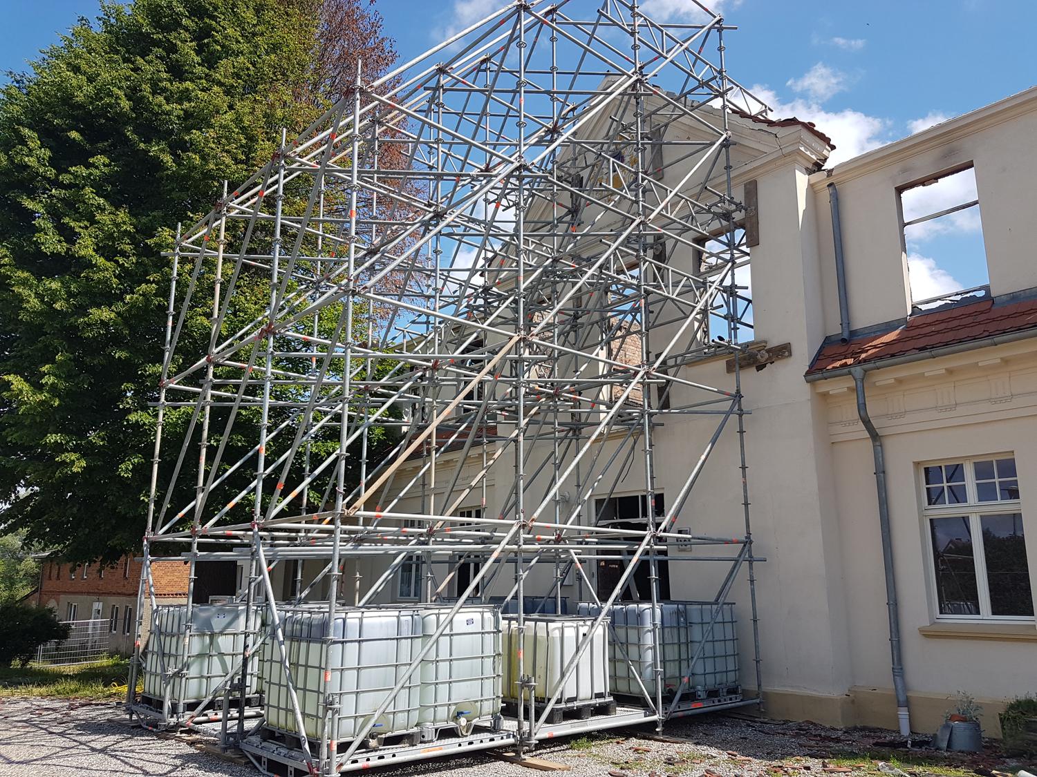 Eingerüstete Fassade während der Sanierung